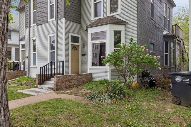Building Photo - 2 Bedroom In Field Club!!