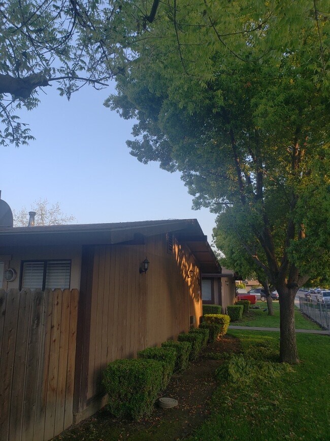 810 S Court St Unit D, Visalia, CA 93277 Room for Rent in Visalia, CA