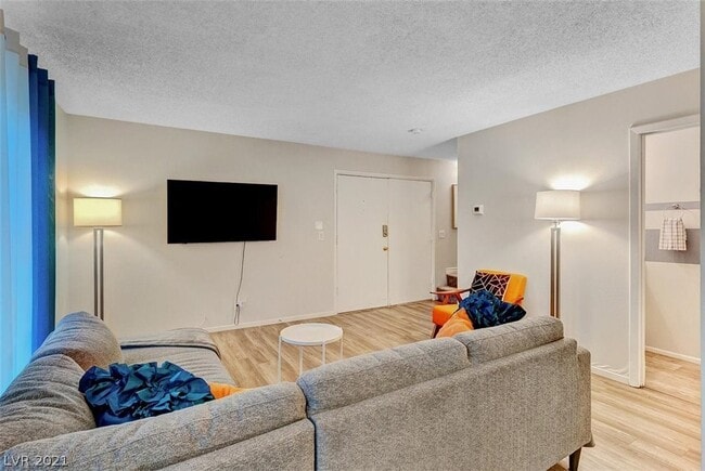 Foto del edificio - 3417 Villa Knolls South Dr