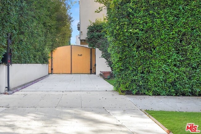 Photo - 743 N Las Palmas Ave Townhome