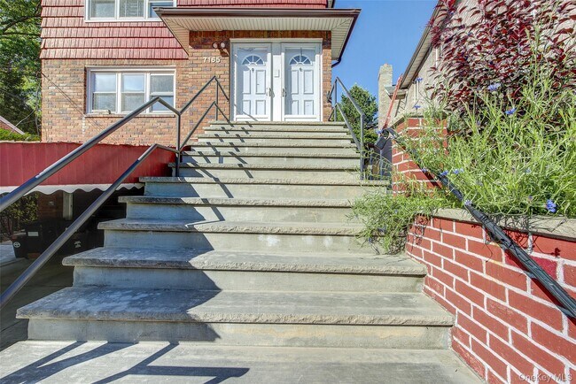 Foto del edificio - 71-65 Douglaston Pkwy