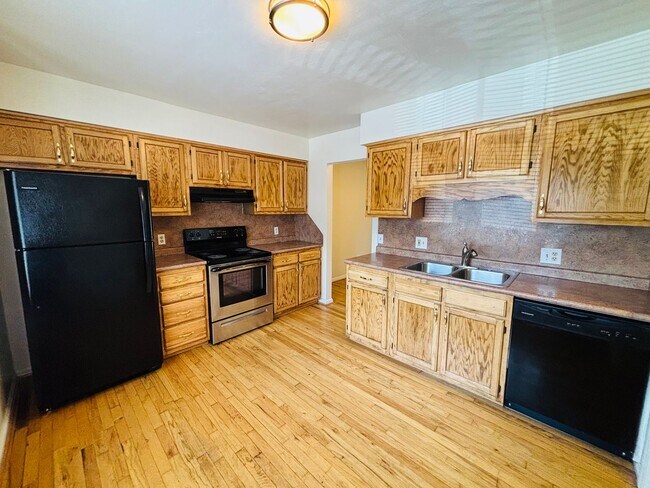 Foto del edificio - 4 Bedroom, 3.5 Bath Townhouse Currently Unavailable; Lease Pending