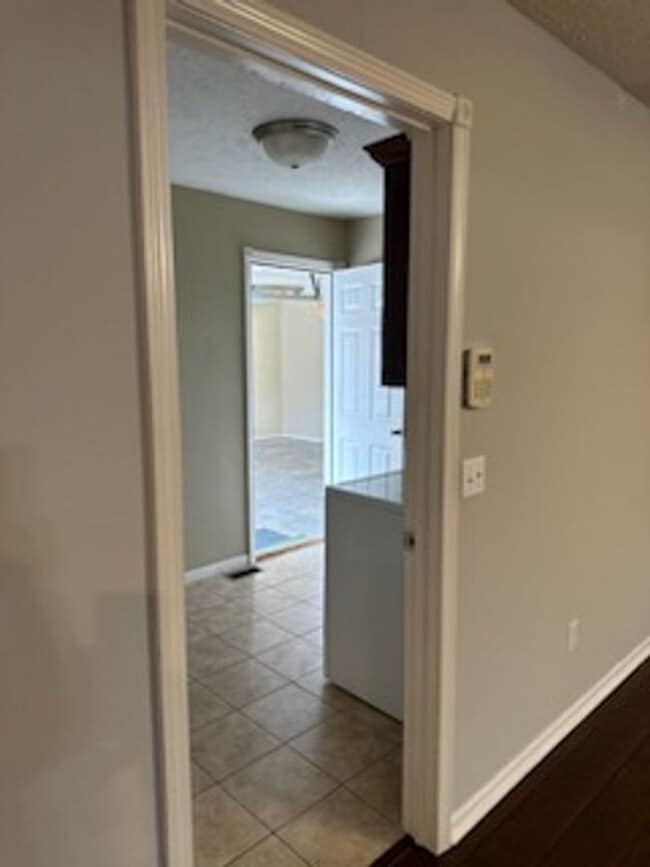 Foto del edificio - 3 Bedroom with Garage! HOA PAID!