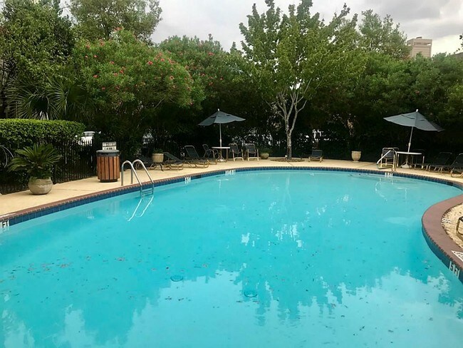 Piscina fromt, a pasos de la puerta - 1201 McDuffie St