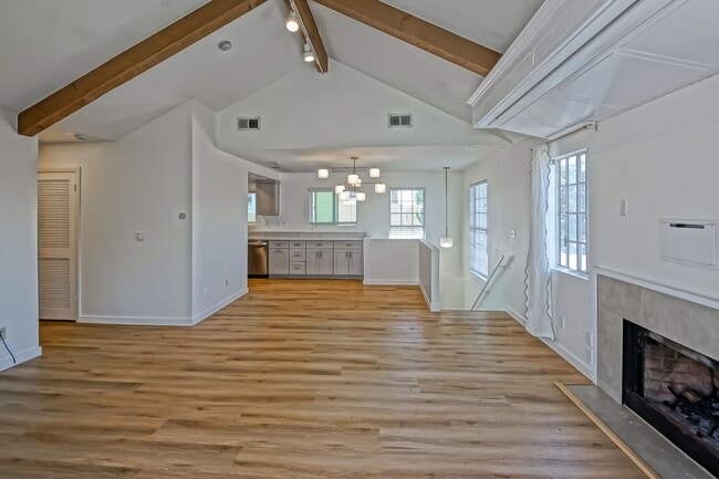 Building Photo - 606 N Juanita Ave