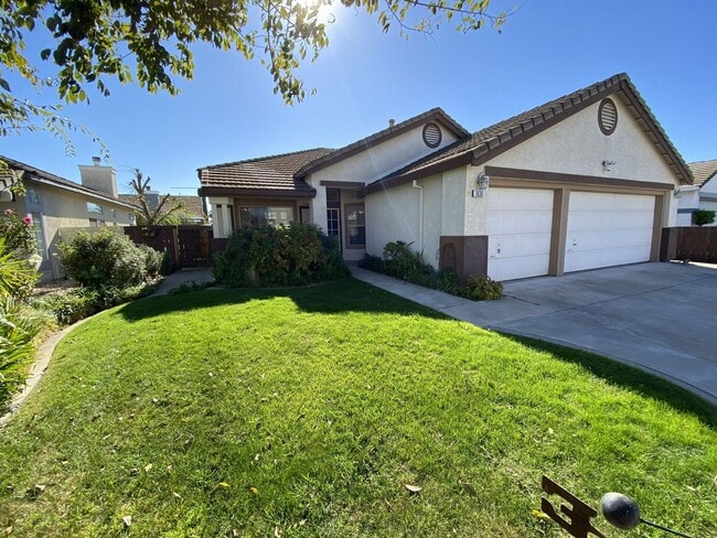 Foto del edificio - Charming Single-Story Home in Tracy — Acro...