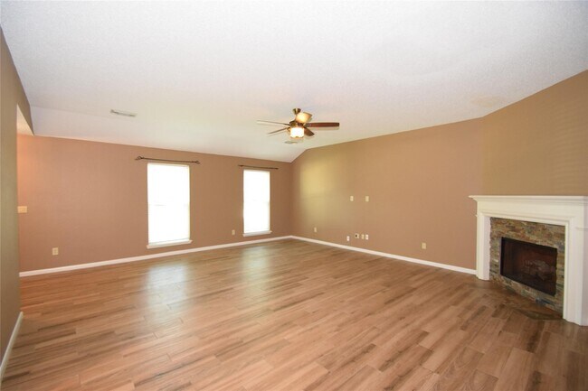 Foto del edificio - 18010 Golden Ridge Dr