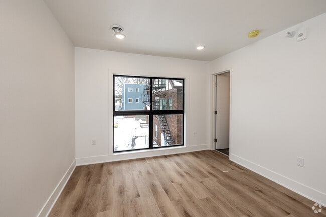 2 habitaciones, 2 baños - 845 pies cuadrados - Primer dormitorio - 228-232 Welch Ave