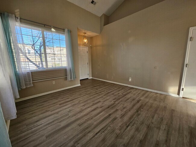 Foto del edificio - Charming House 3 Beds 2 1/2 Baths 2 Living...