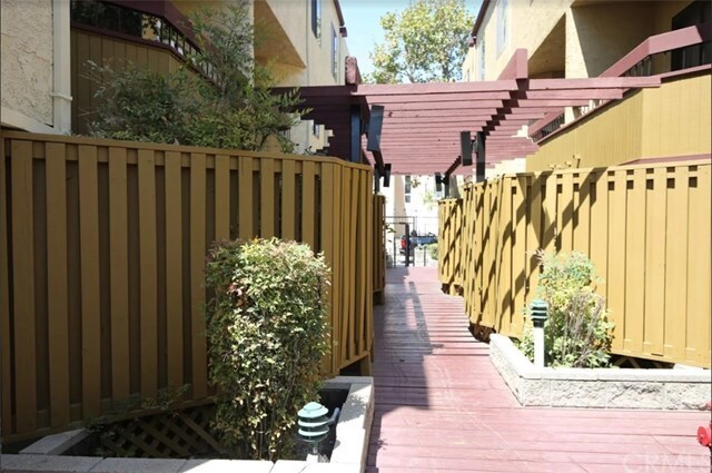 Foto del edificio - 1014 S Marengo Ave