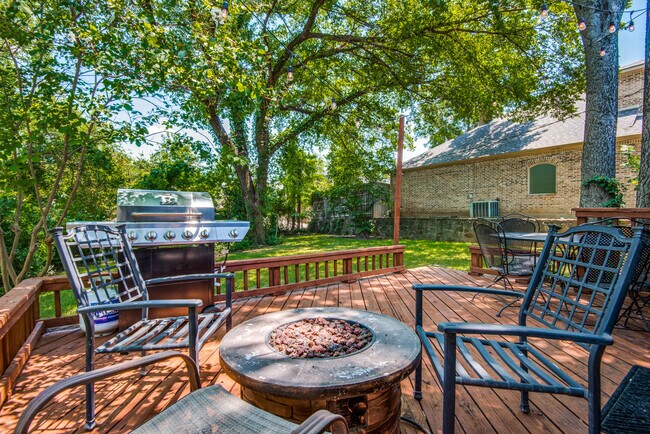 Foto del edificio - 8728 Glencrest Ln