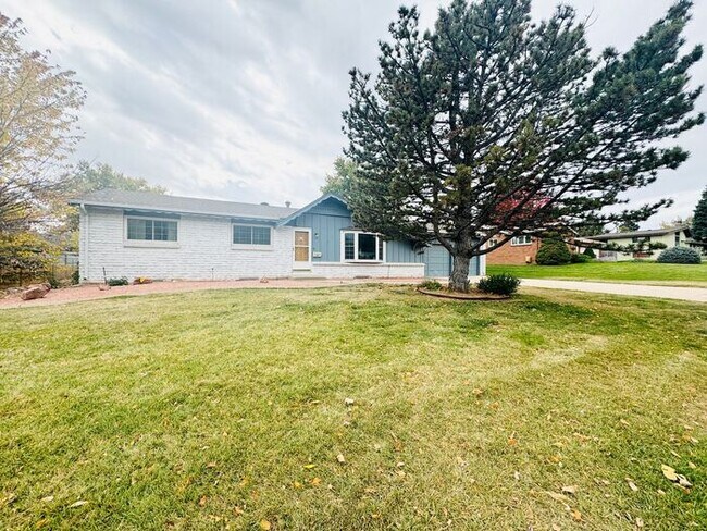 Building Photo - Large 7 room 3 bath House In Greeley