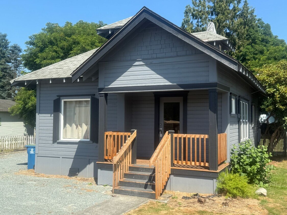 Foto principal - 3 Bed 1 Bath Newly Remodeled Pet Free Home...