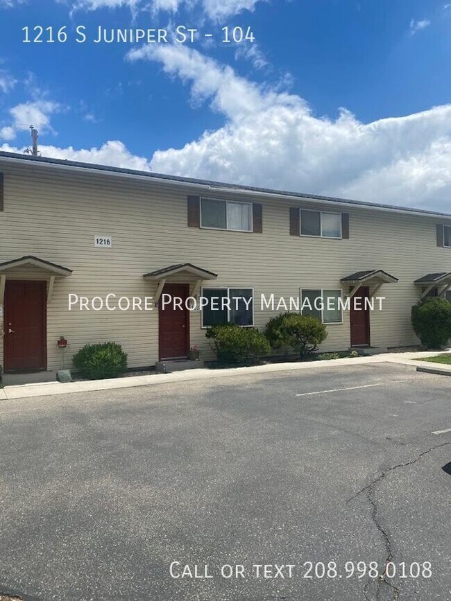 Building Photo - Spacious 2 bedroom, 1.5 bath apartment wit...