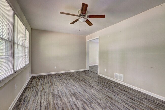 Foto del edificio - 2069 Hillcrest Dr