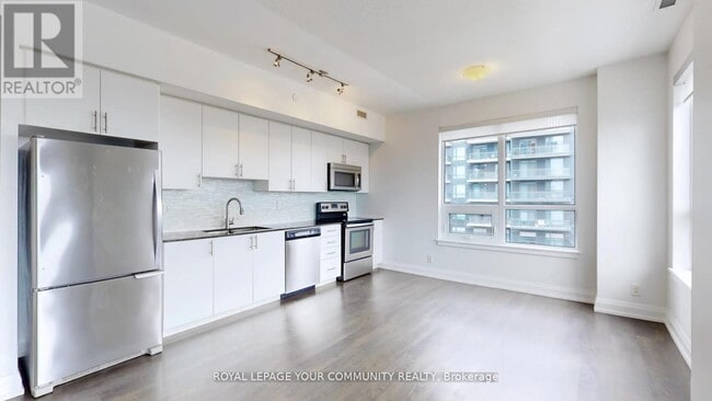 Building Photo - 7900-7900 Bathurst St