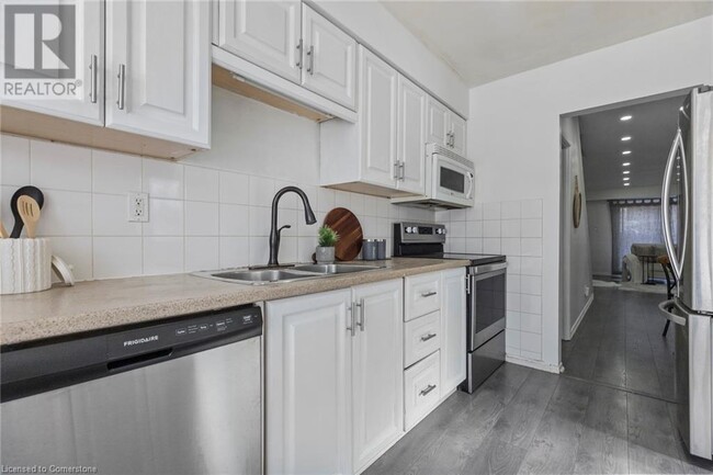 Building Photo - 66 Arbour Glen Crescent