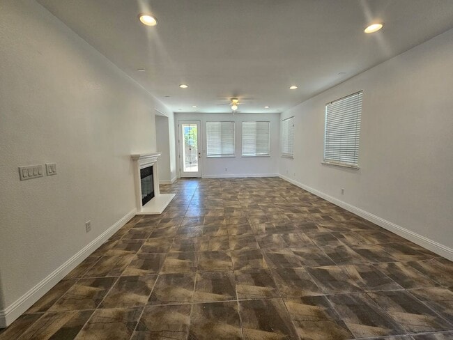 Foto del edificio - Spacious 3-bedroom, 2-bathroom house locat...