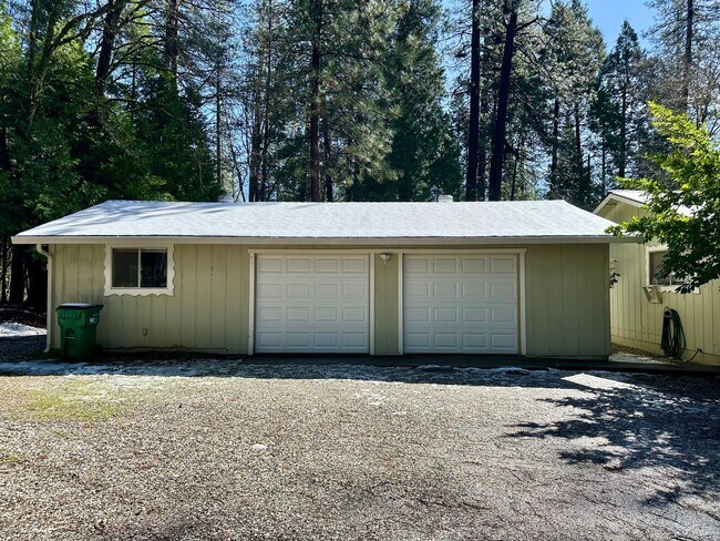 Foto del edificio - Wooded 2 bedroom cabin in nice neighborhood