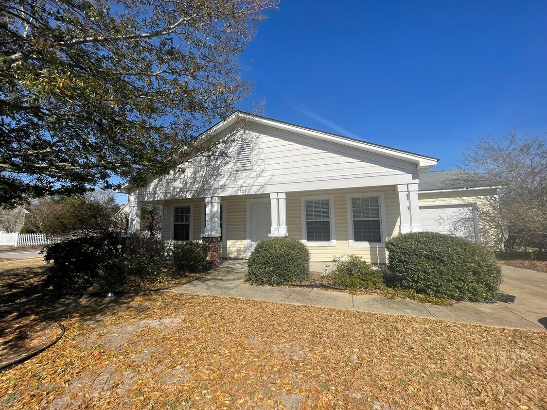 Foto principal - 3 bedroom home available in Oak Pointe sub...