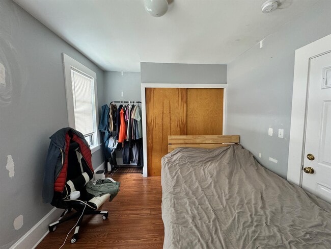 Building Photo - 567 Putnam Ave