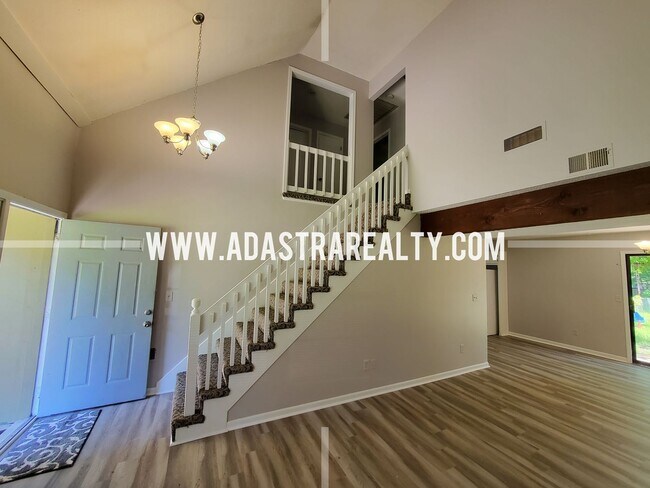 Building Photo - Beautiful Lenexa Duplex-Available in SEPTE...