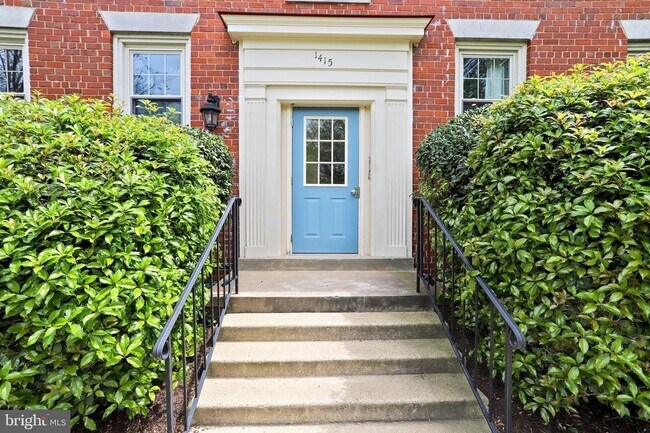 Semi-private entrance shared with three other units. - 1415 E Abingdon Dr