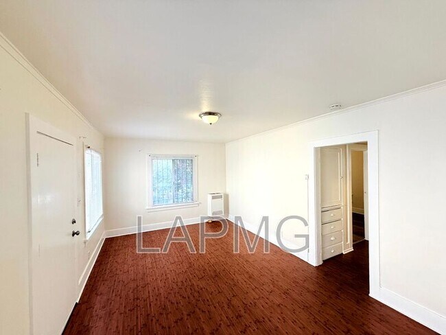 Foto del edificio - 2316 1/2 E. 3rd Street