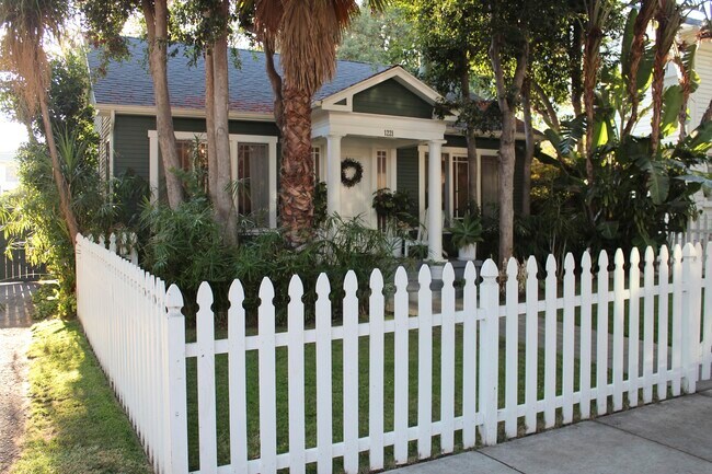 Foto del edificio - 1221 N Orange Grove Ave