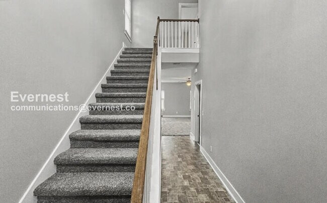 Building Photo - 4 Bed, 2.5 Bath Home with Garage / Pet-Friendly / Available Now!