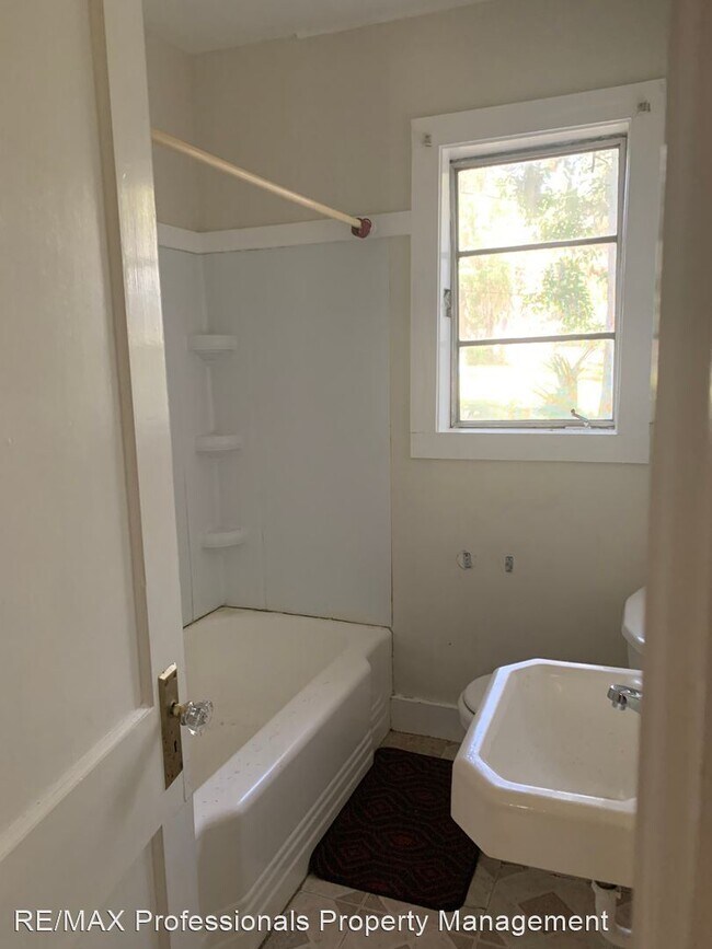 Building Photo - 2 br, 1 bath House - 211 SW McFarlane Avenue