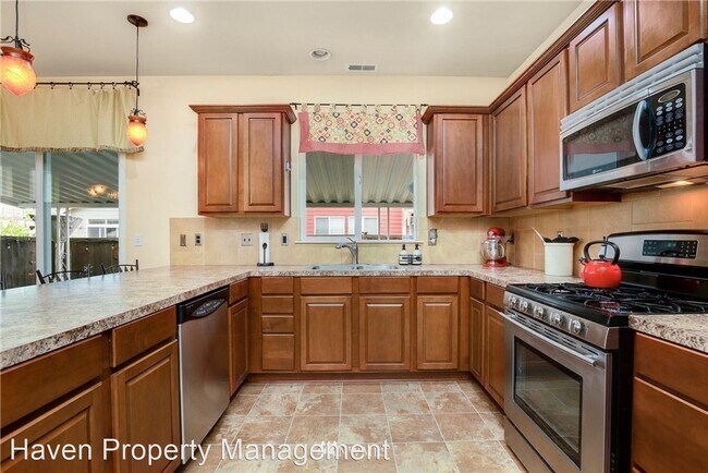 Building Photo - 3 br, 2.5 bath House - 6072 Park St E
