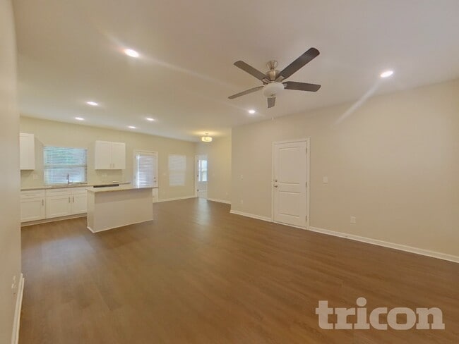 Building Photo - 1576 Queen Elizabeth Dr