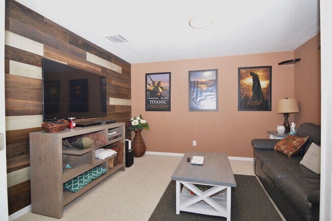 Foto del edificio - 4 BR + den $2,700