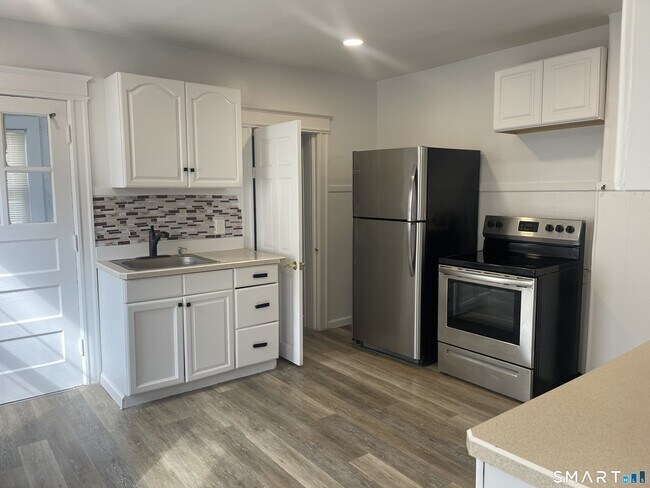 Foto del edificio - 692 Enfield St