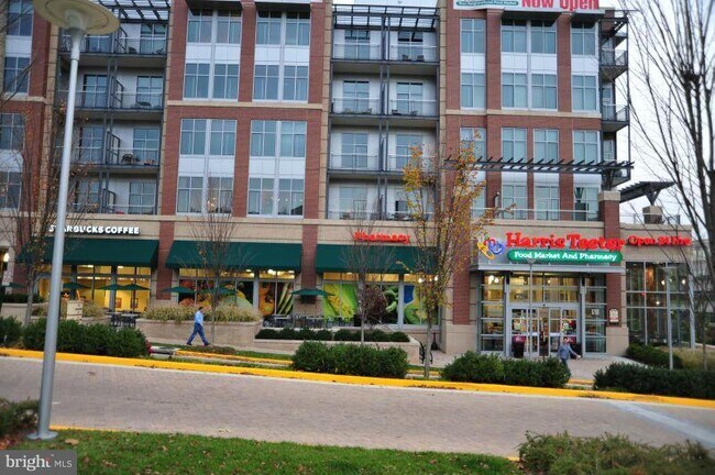 Foto del edificio - 8220 Crestwood Heights Dr