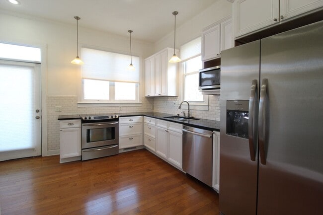 Building Photo - 2 Bedroom 1.5 Bath Home In KCMO