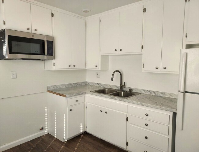 Foto del edificio - 6091 Horton Dr