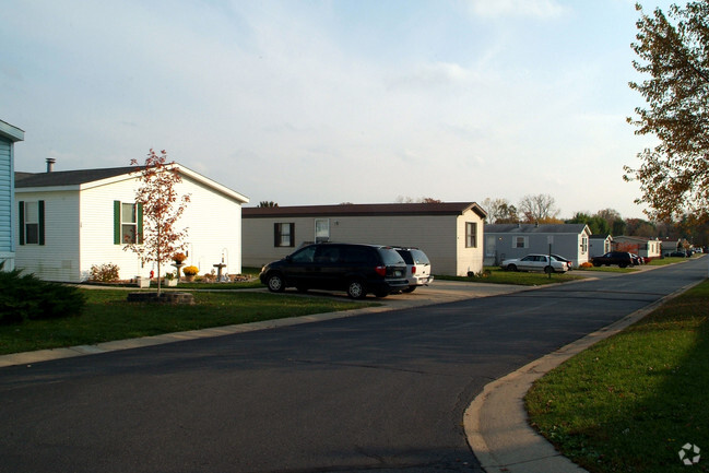 Building Photo - Lake in the Hills