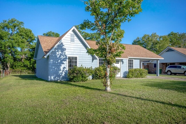 Building Photo - Charming 3-Bed, 1-Bath Home - Fully Remode...