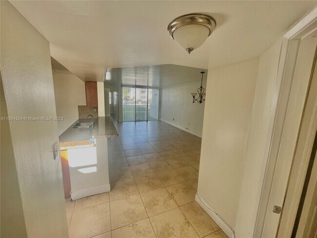 Foto del edificio - 4882 NW 97th Ct