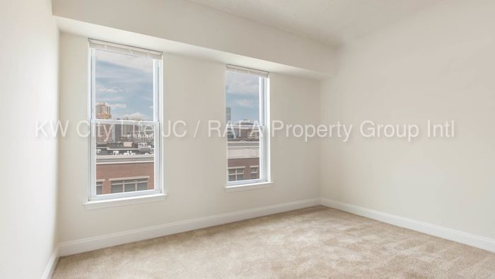 Building Photo - Great Location & Spectacular View!