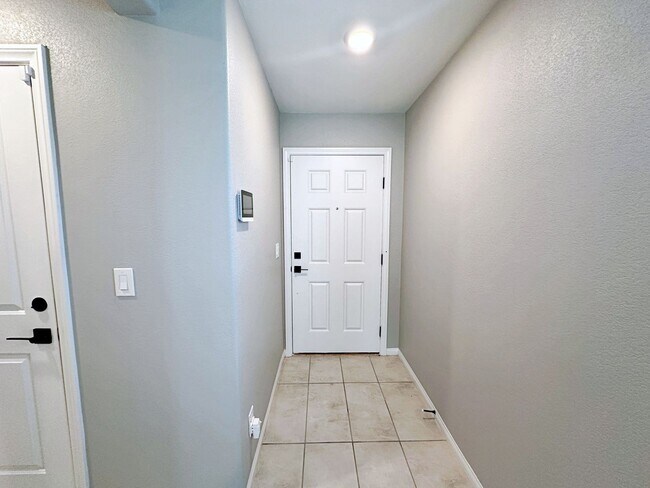 Foto del edificio - 4 BEDROOM + LOFT HOME IN GATED COMMUNITY
