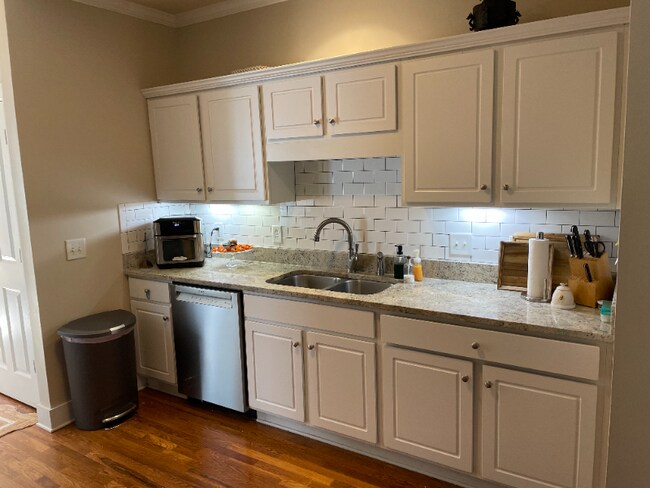 Foto del edificio - 1121 Surrey Ln