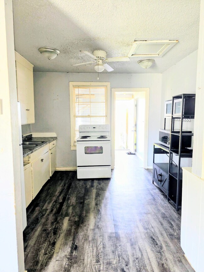 Foto del edificio - 1318 W 10th St