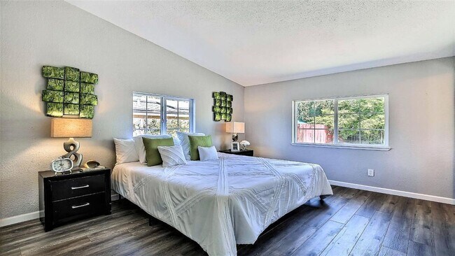 Building Photo - 1090 Walnut Woods Ct
