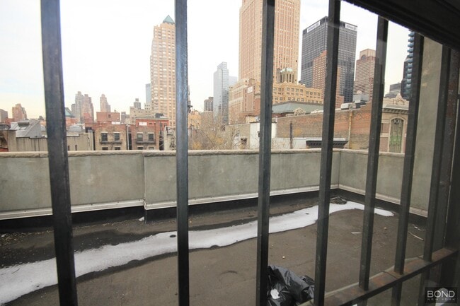 Building Photo - 342 W 47th St