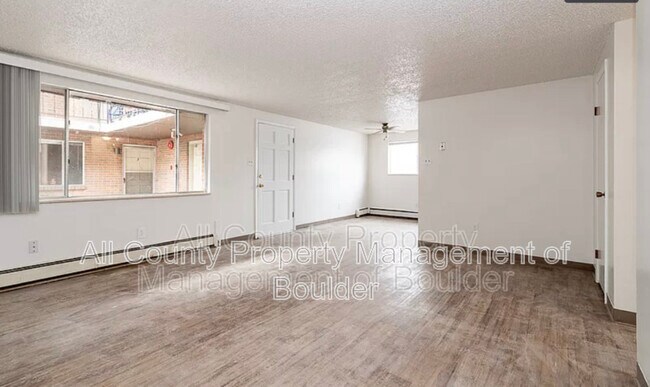 Foto del edificio - 1353 Coffman St
