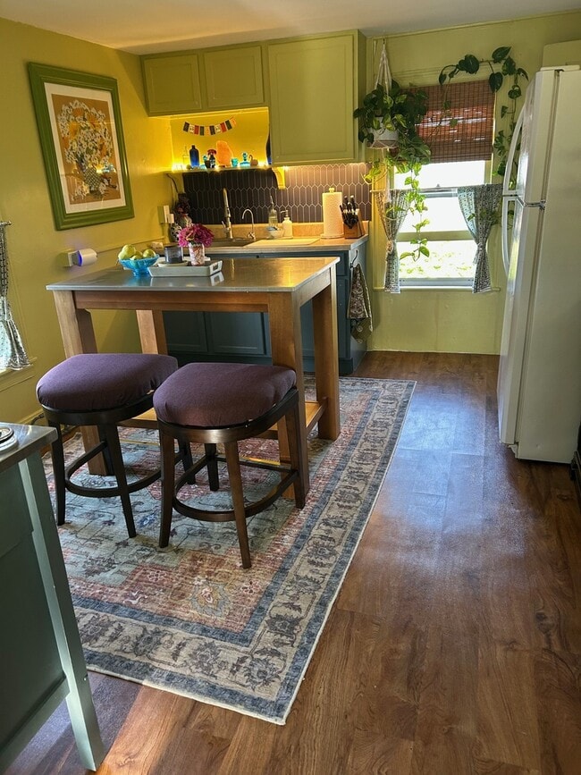 Building Photo - 604 1/2 Clinton Ave