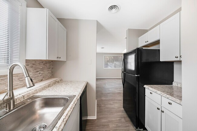 Un dormitorio renovado en Villages of Heritage Place en Wilson, Carolina del Norte - Villages at Heritage Place Apartments